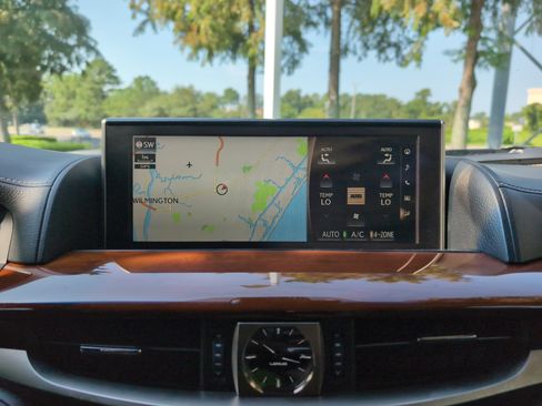 Used 2020 Lexus LX 570 4WD w/ Luxury Package image 24