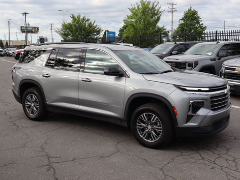 Used 2025 Chevrolet Traverse LT FWD image 15
