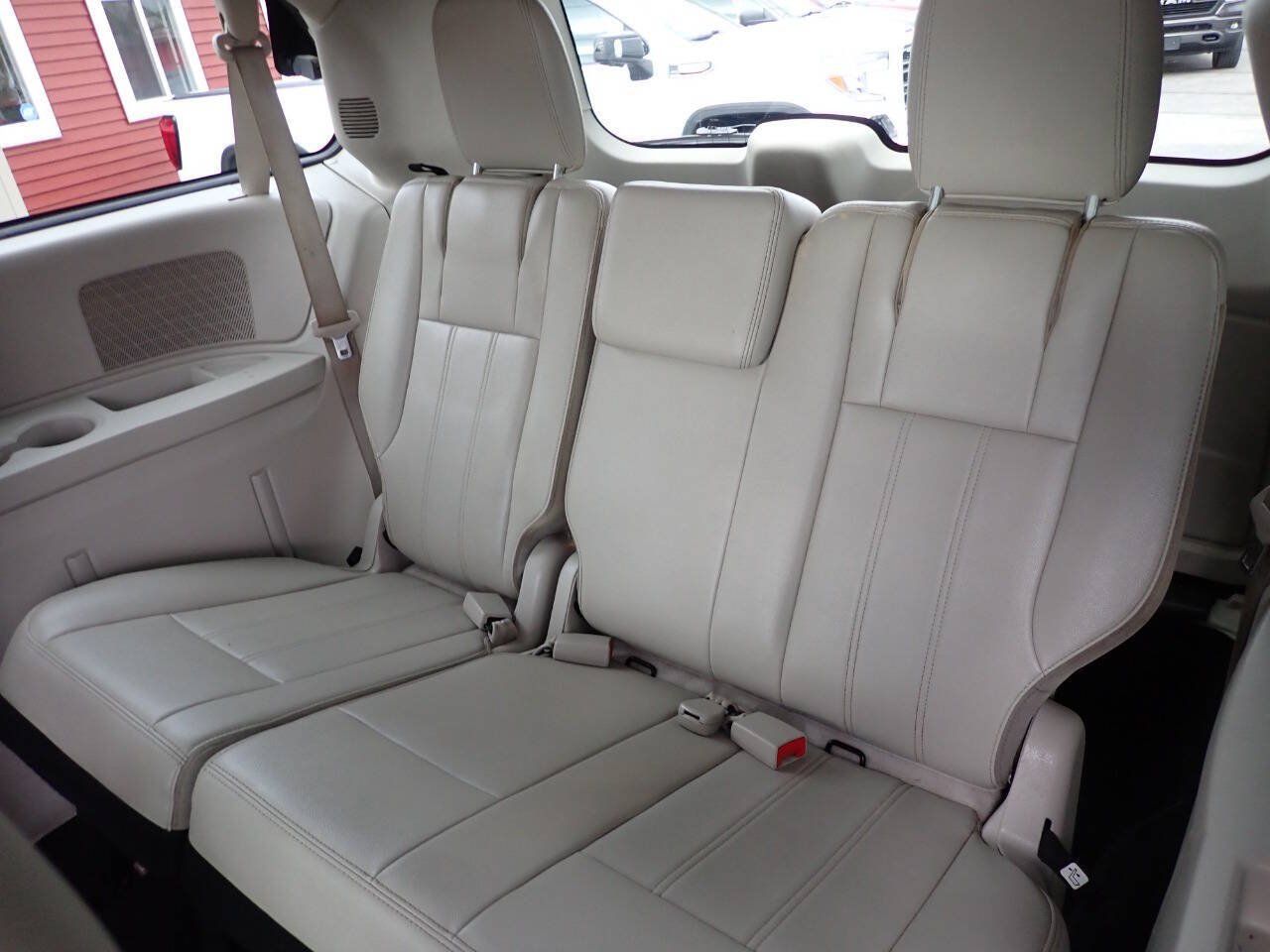 Used 2013 Chrysler Town & Country Touring FWD image 10