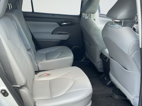 Used 2021 Toyota Highlander XLE AWD/4WD image 47