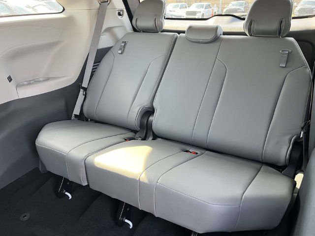 Used 2021 Toyota Sienna XLE FWD image 17