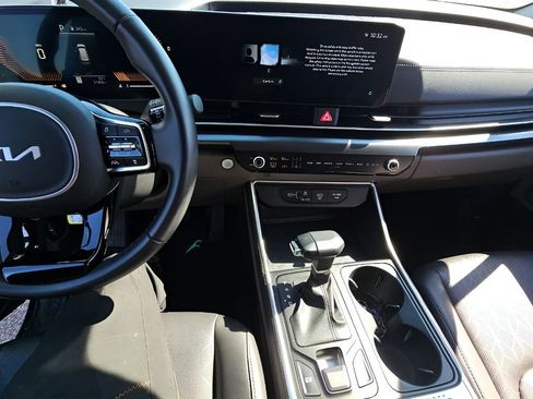 Used 2025 Kia Carnival FWD image 9