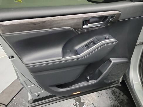 Used 2020 Toyota Highlander Platinum image 13