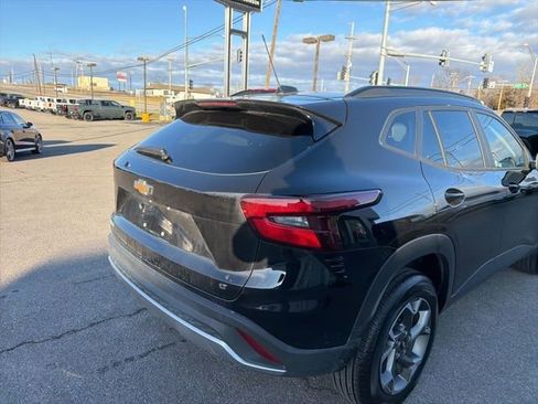 Used 2025 Chevrolet Trax LT w/ LT Convenience Package image 13