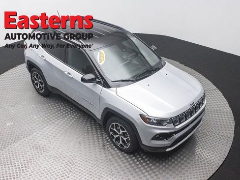 Used 2025 Jeep Compass Limited AWD/4WD image 3