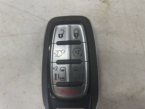 Used 2023 Chrysler Pacifica Touring FWD image 12