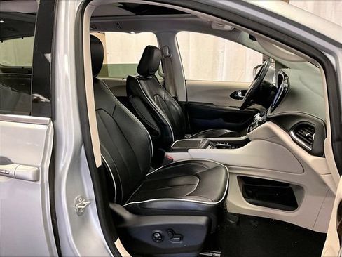 Used 2022 Chrysler Pacifica Limited AWD/4WD image 7