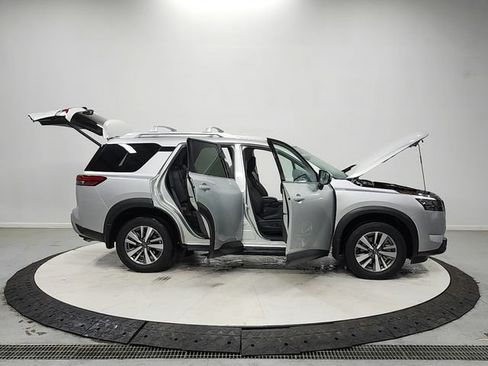 Used 2025 Nissan Pathfinder SL FWD image 16