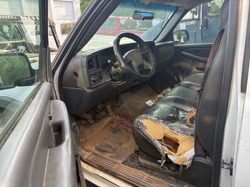 Used 2003 Chevrolet Silverado 2500 2WD Regular Cab image 10