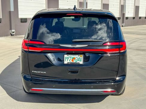Used 2025 Chrysler Pacifica Select FWD image 4