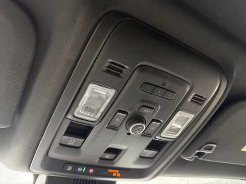 Used 2024 GMC Yukon XL SLT w/ SLT Premium Package image 27