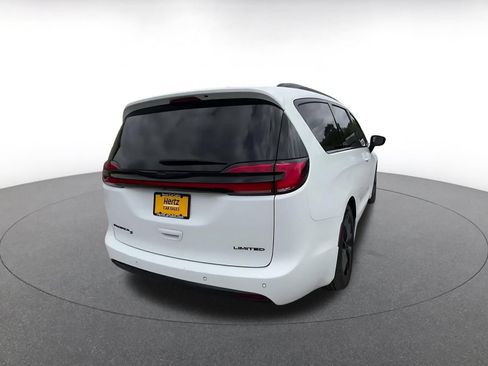 Used 2025 Chrysler Pacifica Limited FWD image 14