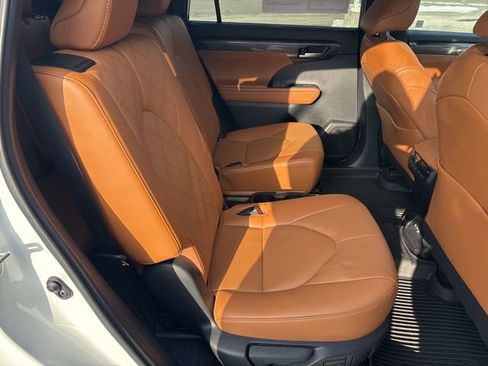 Used 2023 Toyota Highlander Platinum image 16