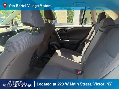 Used 2022 Toyota RAV4 LE AWD/4WD image 28