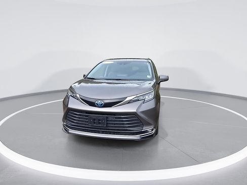 Used 2023 Toyota Sienna XLE image 3