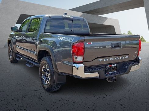 Used 2017 Toyota Tacoma TRD Off-Road w/ Tow Package (A/T) AWD/4WD image 4