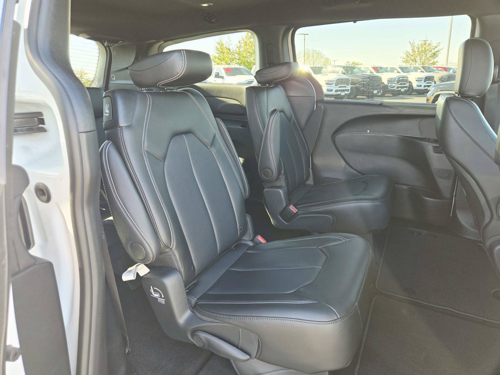 Used 2024 Chrysler Pacifica Touring-L w/ S Appearance Package FWD image 17
