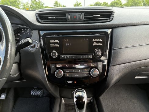 Used 2017 Nissan Rogue SV AWD/4WD image 36