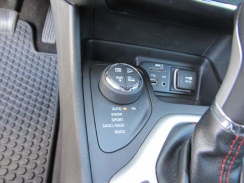 Used 2015 Jeep Cherokee Trailhawk w/ Comfort/Convenience Group image 26