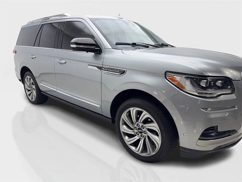 Used 2023 Lincoln Navigator Reserve image 12