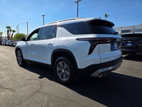 Used 2025 Chevrolet Traverse LT FWD image 4