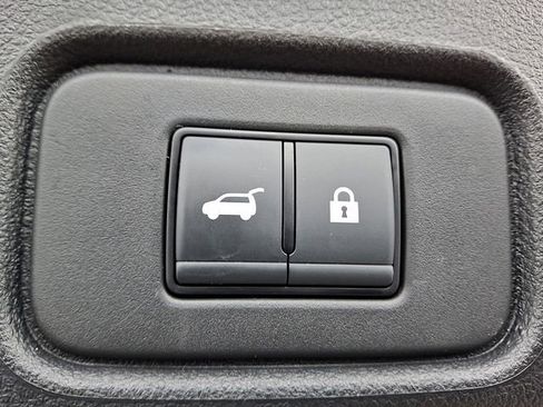 Certified 2025 Nissan Pathfinder SV image 29