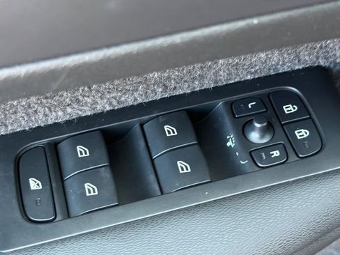 Used 2022 Volvo XC40 T5 R-Design w/ Advanced Package image 15