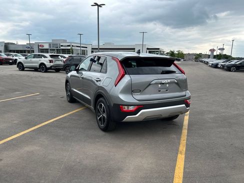Used 2025 Kia Niro LX FWD image 28