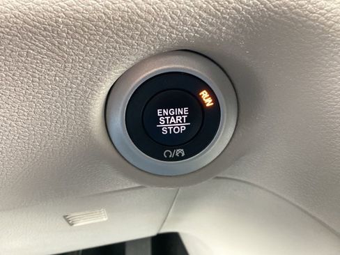 Used 2024 Chrysler Pacifica Touring-L image 25