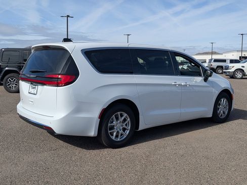 New 2026 Chrysler Pacifica Select image 4