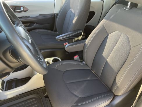 Used 2023 Chrysler Voyager LX image 20