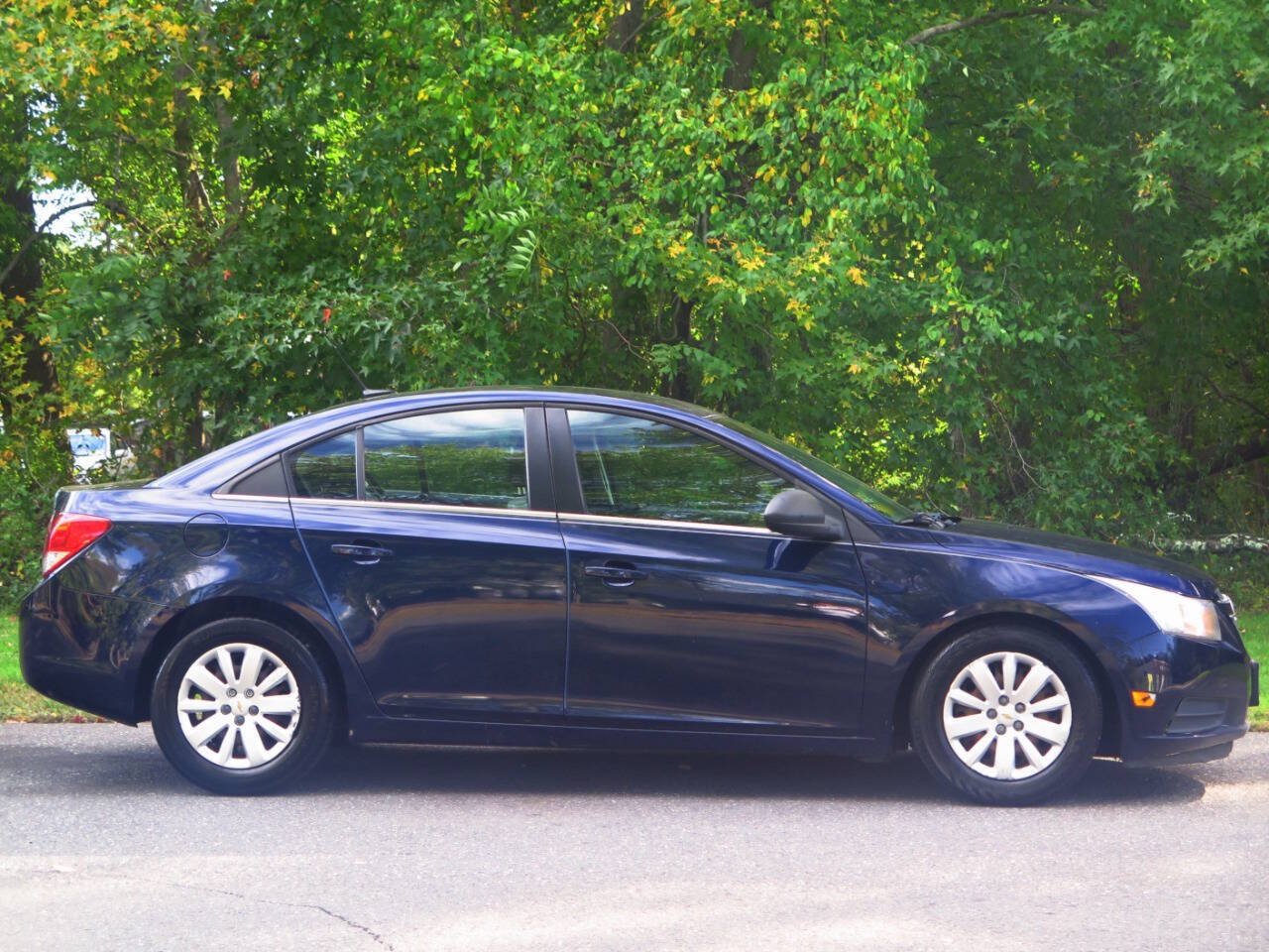 Used 2011 Chevrolet Cruze LS w/ Connectivity Package FWD image 5