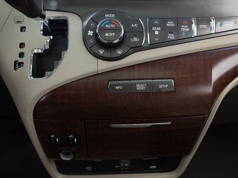 Used 2014 Toyota Sienna Limited w/ Limited Premium Package image 38