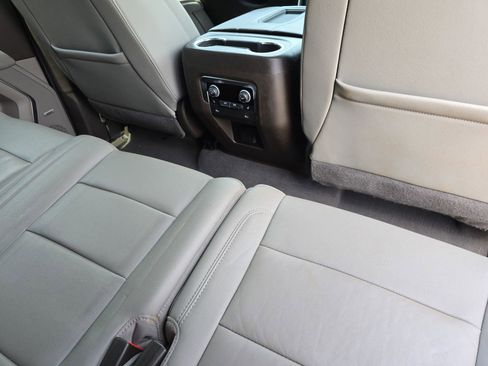 Used 2022 Chevrolet Suburban LT w/ Luxury Package image 12