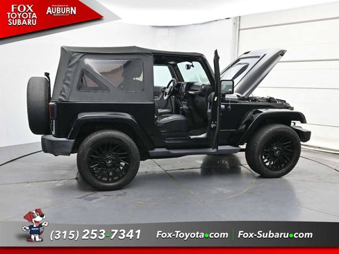 Used 2018 Jeep Wrangler Sahara w/ Dual Top Group AWD/4WD image 37