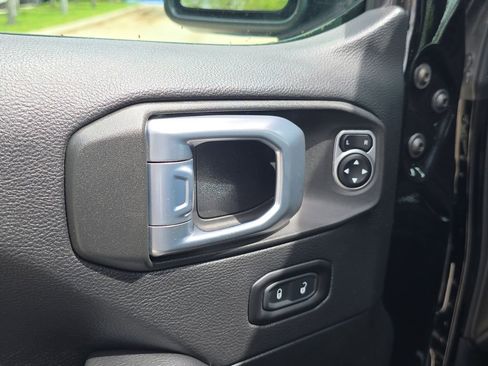 Used 2021 Jeep Wrangler Unlimited Sahara w/ Cold Weather Group image 16