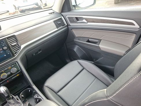 Certified 2022 Volkswagen Atlas SE w/ Panoramic Sunroof Package image 12