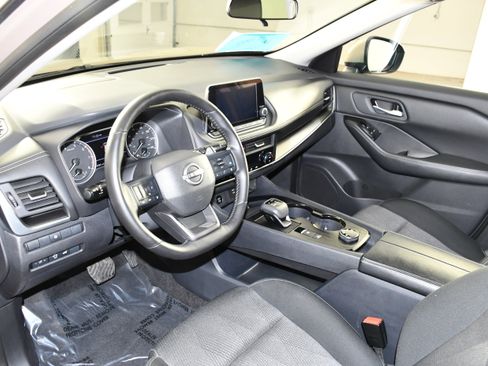 Used 2025 Nissan Rogue SV AWD/4WD image 2