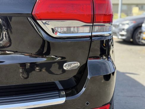 Used 2017 Jeep Grand Cherokee Overland w/ Jeep Active Safety Group image 6