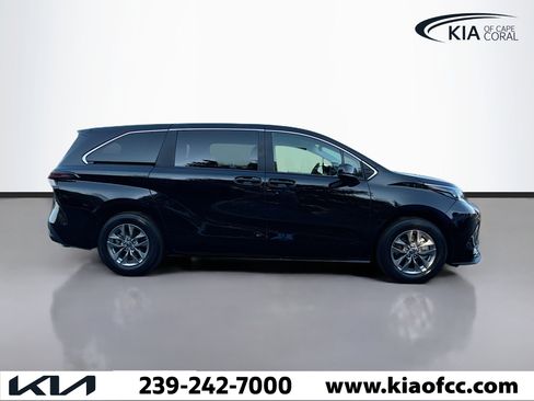 Used 2025 Toyota Sienna LE image 6