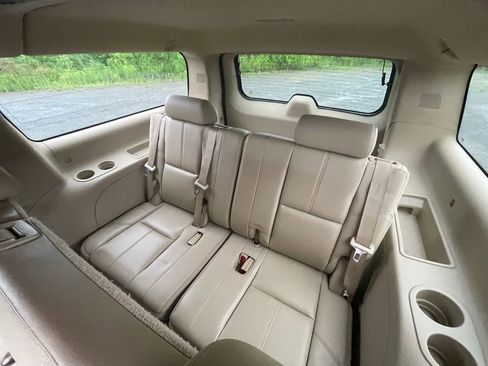 Used 2011 GMC Yukon XL SLT w/ SLT-2 Equipment Package AWD/4WD image 8