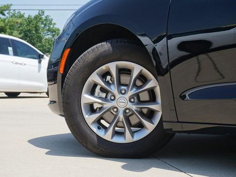 Used 2026 Chrysler Pacifica Limited FWD image 14
