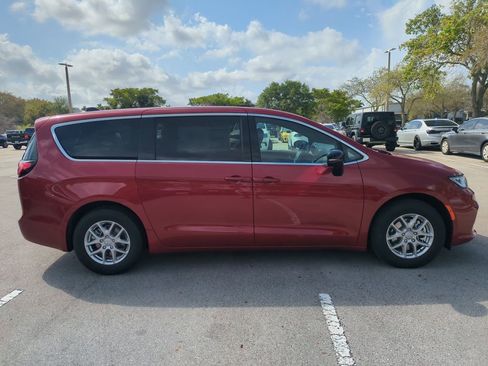 New 2026 Chrysler Pacifica Select image 4