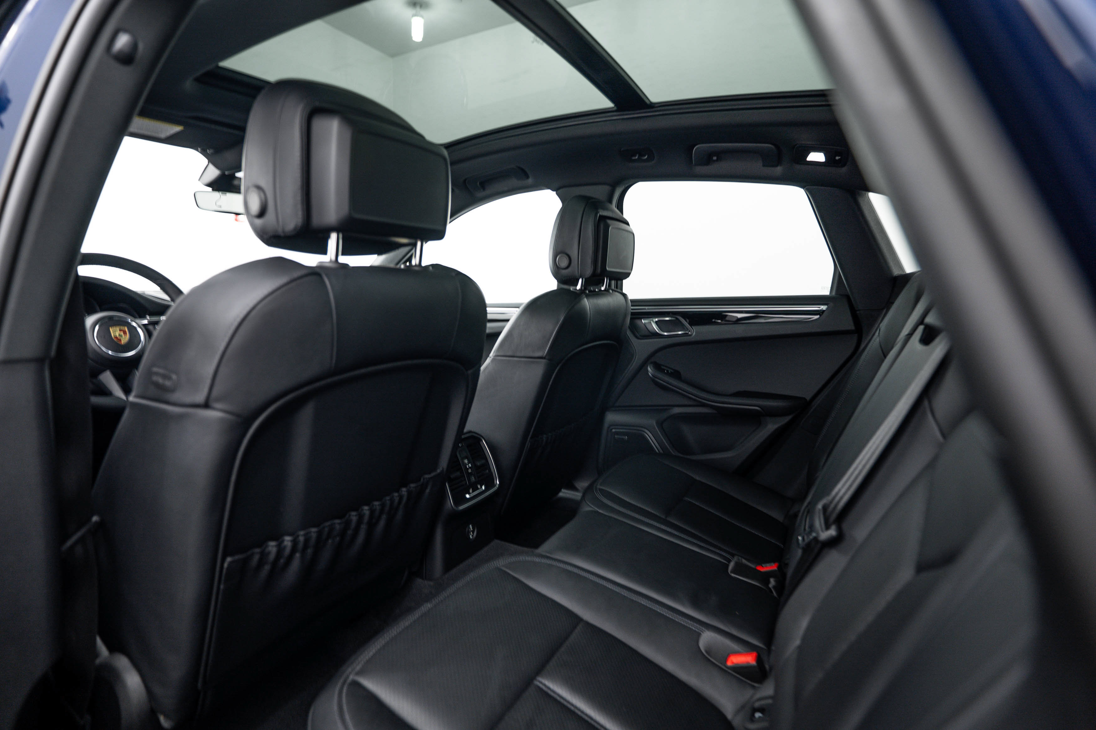 Certified 2025 Porsche Macan AWD/4WD image 21