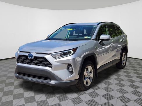 Used 2020 Toyota RAV4 XLE w/ Convenience Package AWD/4WD image 2