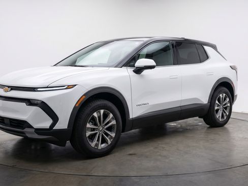 Used 2025 Chevrolet Equinox LT image 3