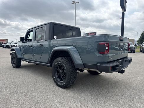 Used 2025 Jeep Gladiator Sport AWD/4WD image 4