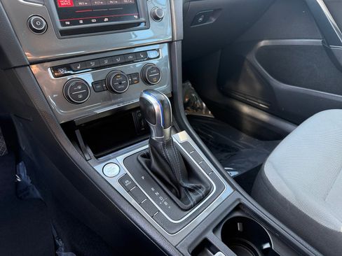 Used 2016 Volkswagen e-Golf SE image 13