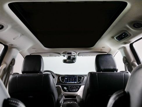 Used 2023 Chrysler Pacifica Limited FWD image 24