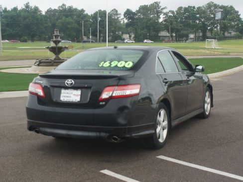 Used 2011 Toyota Camry SE w/ SE Extra-Value Pkg #1 FWD image 12